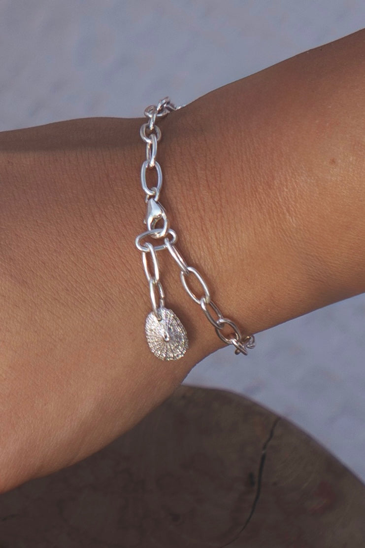 Tiny Patella bracelet